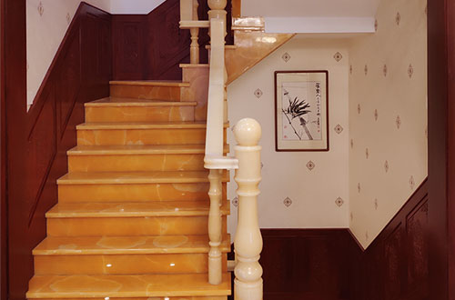 儋州中式别墅室内汉白玉石楼梯的定制安装装饰效果