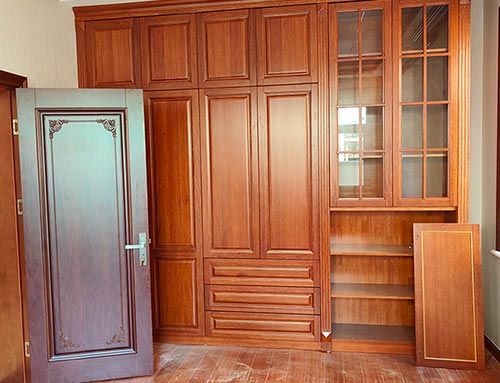 儋州中式家庭装修里定制的实木衣柜效果图